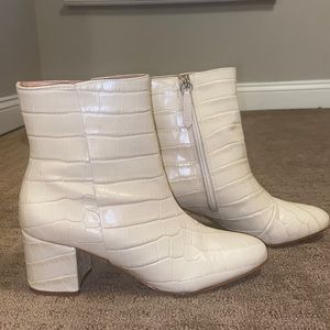 Schutz Croc Bootie in Egg Shell size 8. Worn once.